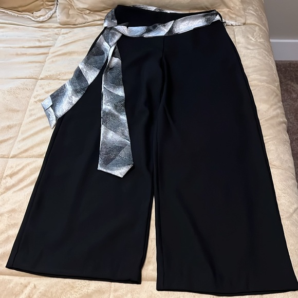 Beautiful 2 Piece Top and Pant - Picture 2 of 7